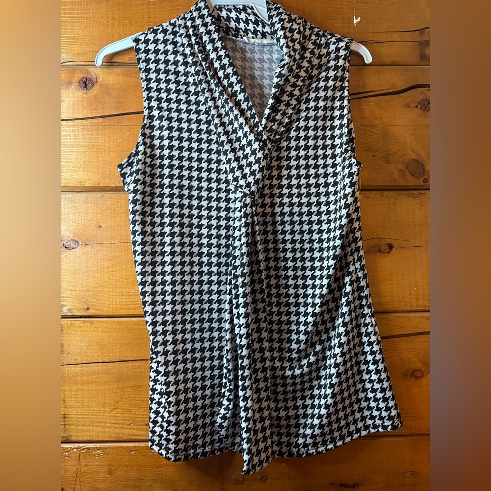 Houndstooth Sleeveless V-Neck blouse sleeveless small Black & White